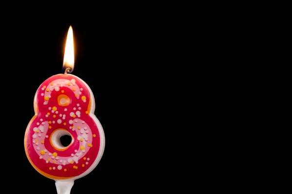 Vela de celebração de aniversário número 8 contra um fundo preto. Espaço de cópia para texto — Fotografia de Stock