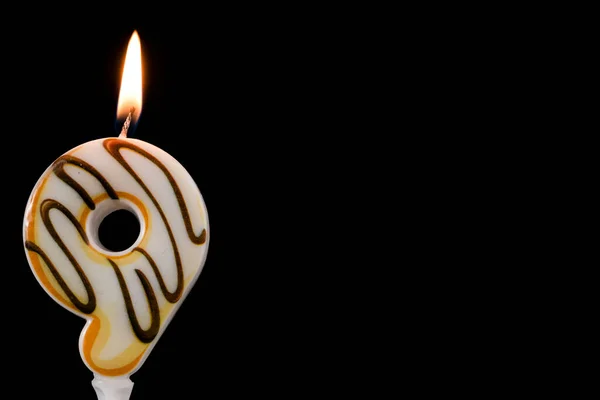 Número 9 cumpleaños celebración donut vela un fondo negro. Copiar espacio para texto —  Fotos de Stock