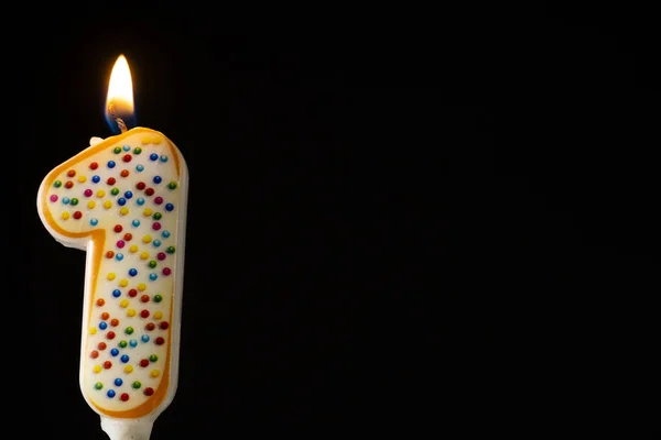 Vela de celebração de aniversário número 1 contra um fundo preto. Espaço de cópia para texto — Fotografia de Stock