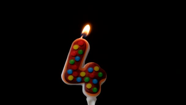 Numero 4 Candele brucianti di buon compleanno. — Video Stock