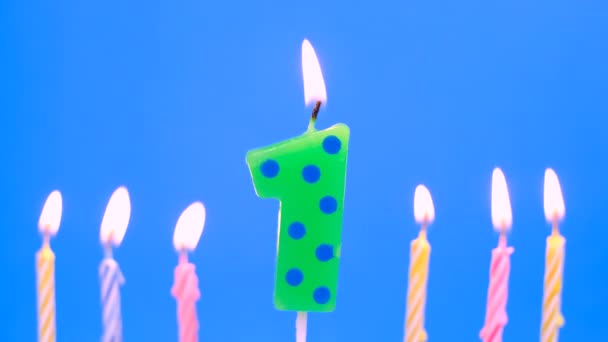 Geburtstag brennend 1 Kerze. Happy Birthday Hintergrund Jubiläumsfeier Konzept. Blauer Hintergrund — Stockvideo