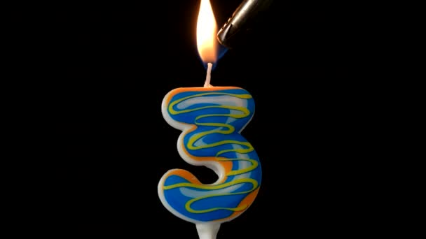 燃烧在黑色背景下的生日蜡烛，三号 — 图库视频影像
