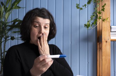 Hamilelik testi sonuçlarına göre orta yaşlı bir kadın annelik için çok heyecanlı. Kısırlık veya tüp bebek kavramı