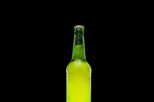 Botella de cerveza verde fresca y fría sobre fondo negro — Foto de Stock