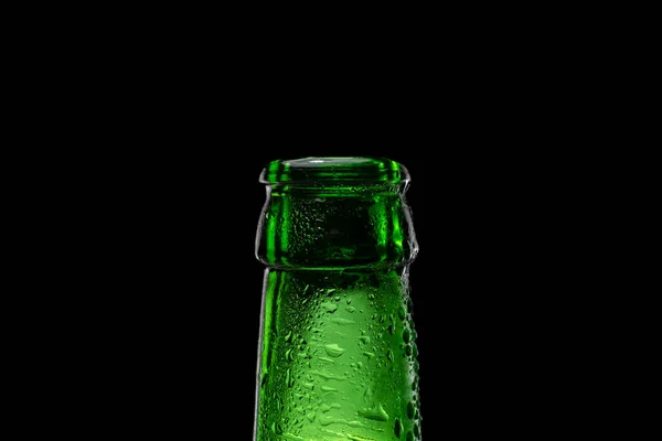 Cuello de botella de cerveza sobre fondo negro — Foto de Stock