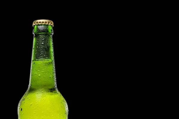 Frasco de cerveja verde isolado sobre fundo preto. Lugar para SMS. Espaço para um logotipo ou texto. — Fotografia de Stock