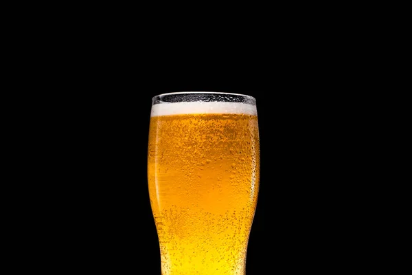 Copo perfeito de cerveja em backgorund preto — Fotografia de Stock