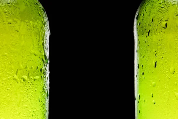 Bottiglia di birra verde con gocce. Chiudere parte della bottiglia. Spazio per un logo o un testo. — Foto Stock