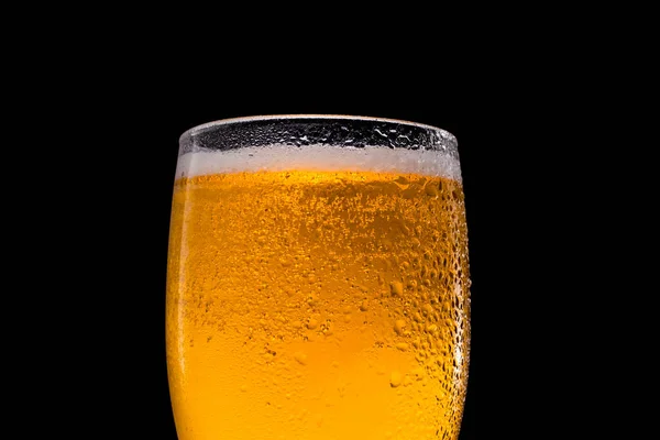 Vetro ghiacciato di birra leggera isolato su uno sfondo nero. — Foto Stock