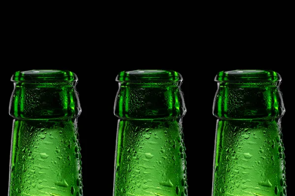 Fila cuello de botella de cerveza sobre fondo negro — Foto de Stock