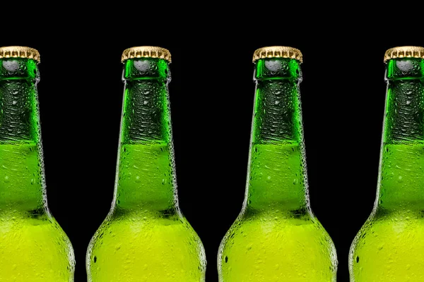 Rad av öl flaskor på svart bakgrund — Stockfoto