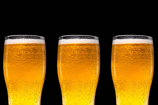 Bicchieri di birra su sfondo nero — Foto Stock