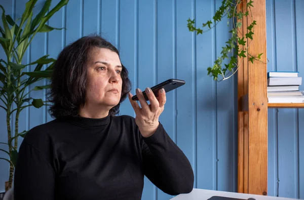 Orta yaşlı kadın telefonda konuş evde sanal dijital ses tanıma asistanı, kıdemli bayan komuta yardım mesajı, mobil ai teknolojisi konsepti etkinleştir