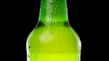 Su damlaları bira bardağının üzerine düşüyor. Randevu yeşil cam üzerine düşer. Yakın görüş. Şişenin üstüne yağmur damlası. Su damlacıkları cam yüzeye düşüyor. Su damlaları dikey düşüyor. Yere yat. Yağmur yağıyor.