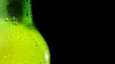 Bira şişesine desenli su damlaları..