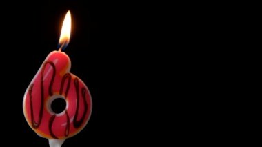 6 numaralı doğum günü kutlaması çöreği mumu siyah arka planda