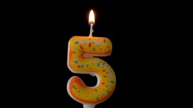 Doğum günü için 5 numaralı mumu siyah arkaplanda yakın, Ön görünüm tasarım için boş.