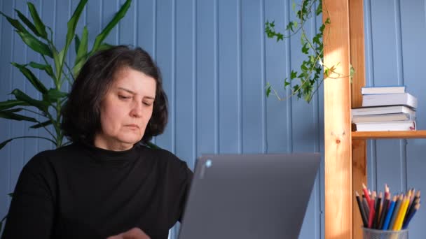 Frau hält ihren Nacken zurück, da sie Kopfschmerzen und Schmerzen im Nacken und Rücken hat. — Stockvideo