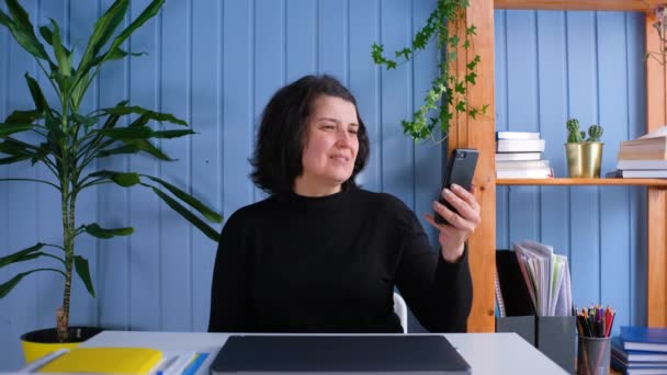 Feliz anciana mujer de edad saludando de la mano hablando a la web cam videollamadas, familia virtual de chat en línea de la reunión en casa, webcam ver. — Vídeos de Stock