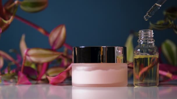 Crème visage. Produit hydratant anti-âge cosmétique. Soins de la peau et du corps, lotion hydratante, masque de bien-être dans un bocal en verre — Video