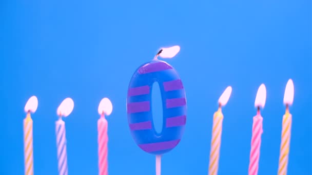 Запаліть свічку номер 0 на день народження на синьому фоні. Новий народжений — стокове відео