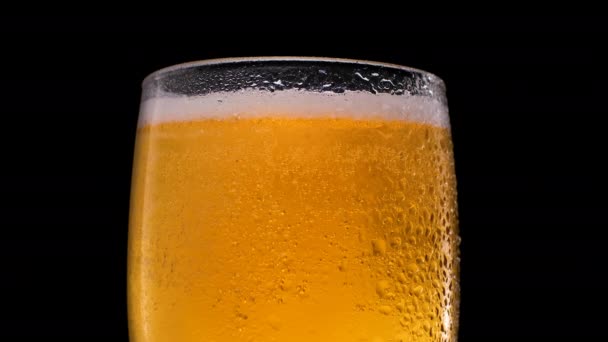 Cerveza fría en un vaso con gotas de agua. Cerveza Lager de cerca. — Vídeos de Stock