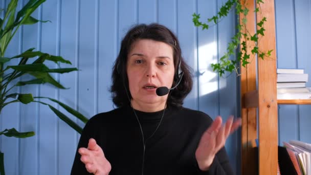 Orta yaşlı kadın profesyonel öğretmen çevrimiçi ders veriyor.. — Stok video