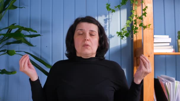 Elderly woman doing yoga for meditation at home — Stock Video