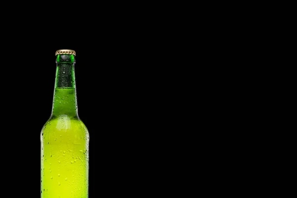 Fekete alapon izolált zöld sörösüveg. Helyet az sms-nek. Vettem. — Stock Fotó