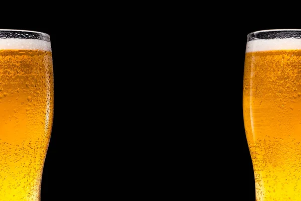 Due bicchieri di birra su sfondo nero. Spazio per testo e logo — Foto Stock