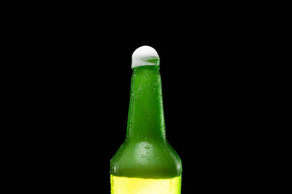 Siyah arka planda köpüklü bira şişesi. Soğuk ve ferahlatıcı bira.