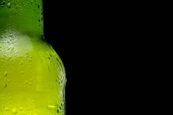 Κοντινό πλάνο παγωμένου μπουκαλιού μπύρας. Κλείσε μέρος του μπουκαλιού. χώρος για λογότυπο ή κείμενο. — Φωτογραφία Αρχείου