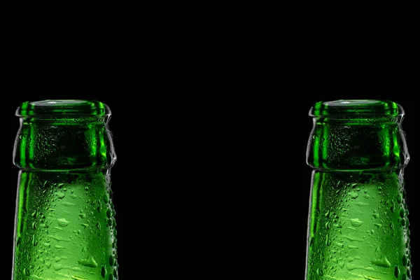 Siyah arka planda iki bira şişesi boyun