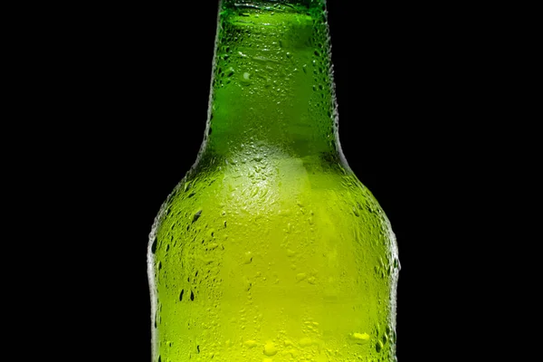 Siyah arka planda yeşil bira şişesi. Şişenin üstüne damlatıyor. Soğuk ve ferahlatıcı bira.