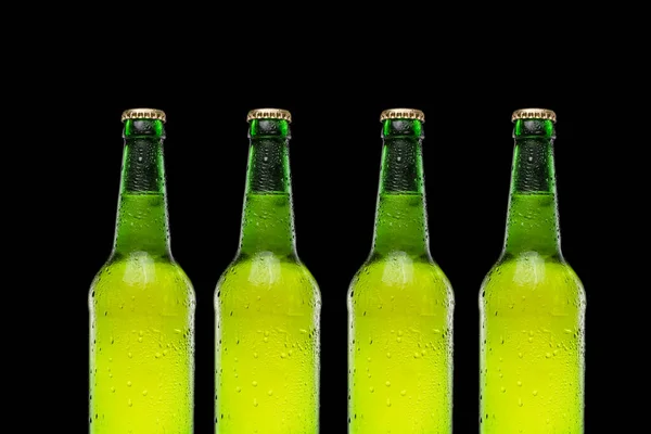 Riga di bottiglie di birra su sfondo nero — Foto Stock