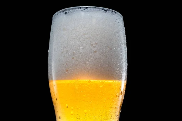 찬빛 맥주를 유리잔에 담고 물을 떨어뜨린다. 맥주 마개를 닫는 모습. — 스톡 사진