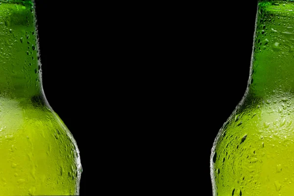 Dos botellas de cerveza seguidas sobre fondo negro. Gotas en la botella. cerveza fría y refrescante — Foto de Stock