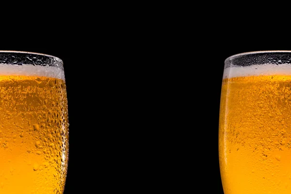Due bicchieri di birra birra su sfondo nero. Spazio per testo e logo — Foto Stock