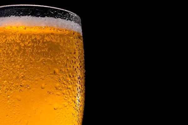 Mezzo bicchiere di birra con birra su sfondo nero. Spazio per testo e logo. — Foto Stock