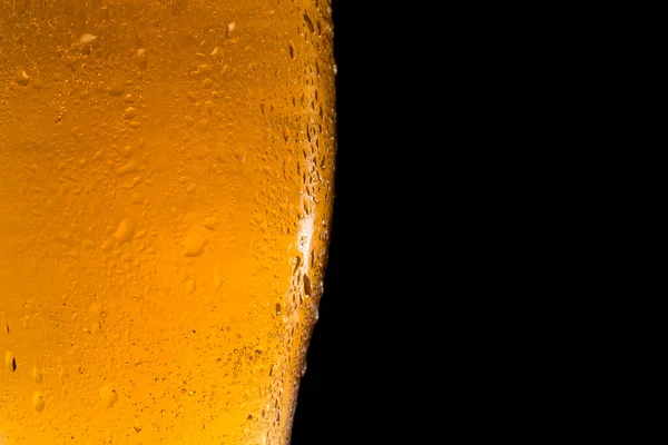 Poloviční pivo sklenice s pivem na černém pozadí. — Stock fotografie