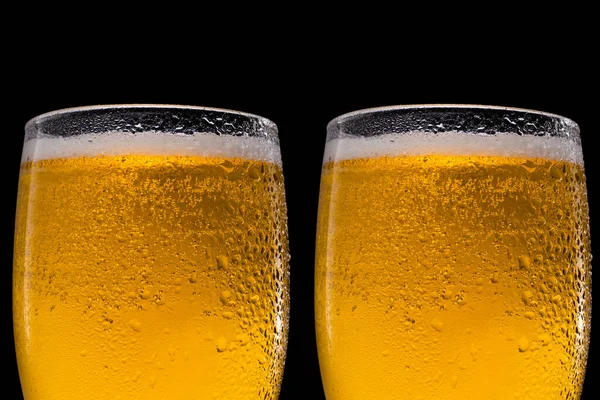 黑色背景的啤酒玻璃杯靠近点 免版税图库照片