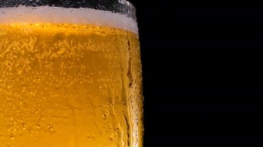 Düşen suyla birlikte yarım bardak bira..