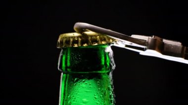 Erkekler bira şişesini açar..