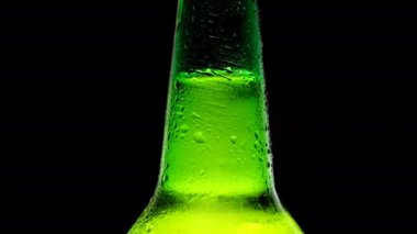 Siyah arka planda bira kıvrılır..