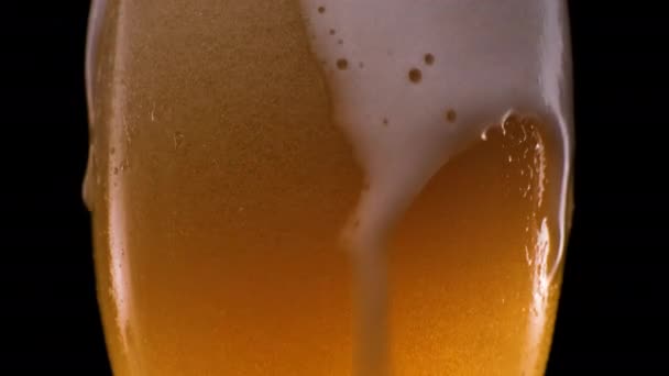 Cerveza ligera vertiendo en vidrio con espuma. — Vídeos de Stock