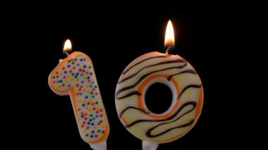 Doğum günü Yanan 10 Mum. Mutlu yıllar yıldönümü kutlaması konsepti