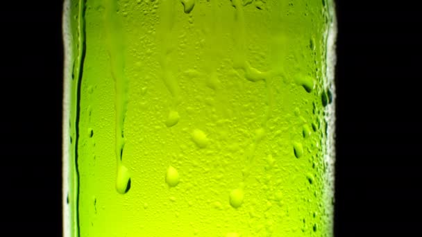 Condensat dégoulinant de bouteille de bière légère froide — Video