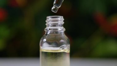 Gerekli yağların karışımı. Aroma sıvısı, parfüm yapıyorum. Parfüm Temel Yağ Ürünleri. Kozmetik pipetten cam şişeye düşen damlalar. Deri ve vücut bakımı. Güzellik Eczacılık Konsepti.