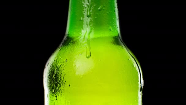 Капли воды падают на стакан пива. Дайтер падает на зеленое стекло крупным планом. Капли дождя на бутылку. Капли воды падают на стеклянную поверхность. — стоковое видео