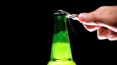 Erkekler bira şişesini açar. Ferahlatıcı ve soğuk bira.